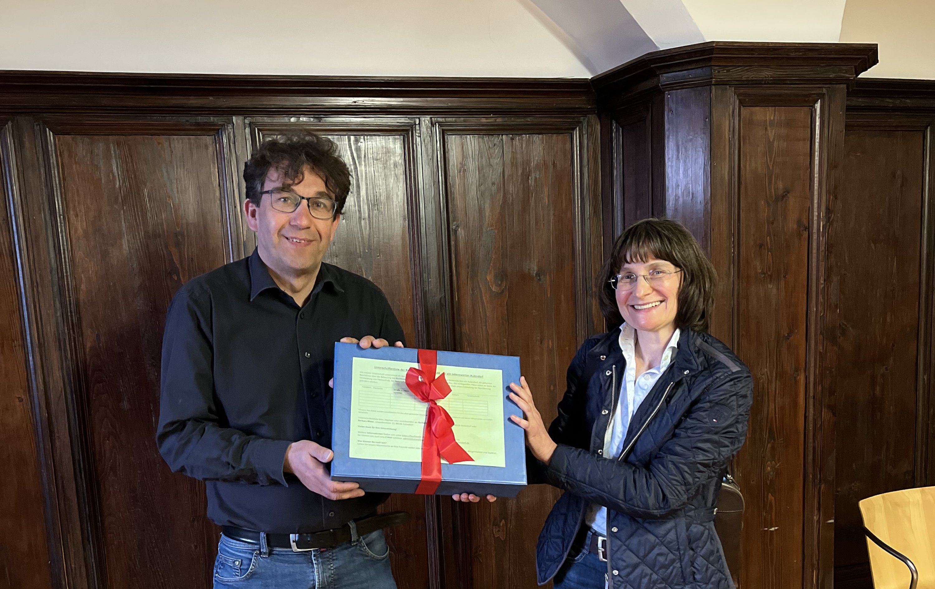 Übergabe Unterschriften cut